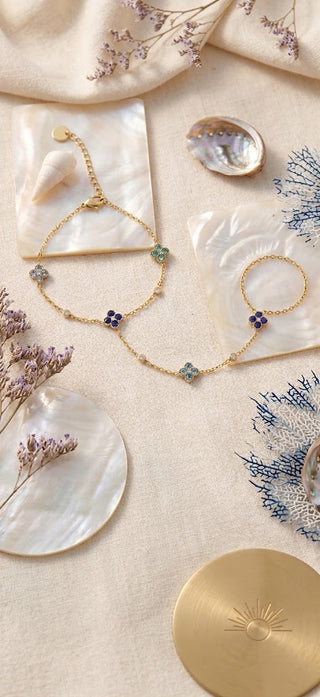 chaine de main fleurs bleues